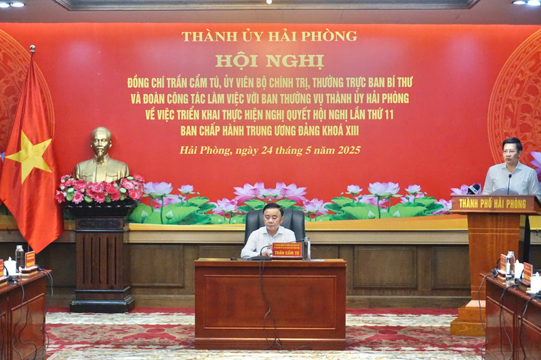 Đồng chí Trần Cẩm Tú nghe Thành ủy Hải Phòng báo cáo.