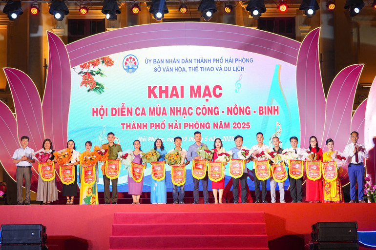 Ban Tổ chức tặng hoa các đơn vị tham gia. Ban Tổ chức tặng hoa các đơn vị tham gia.