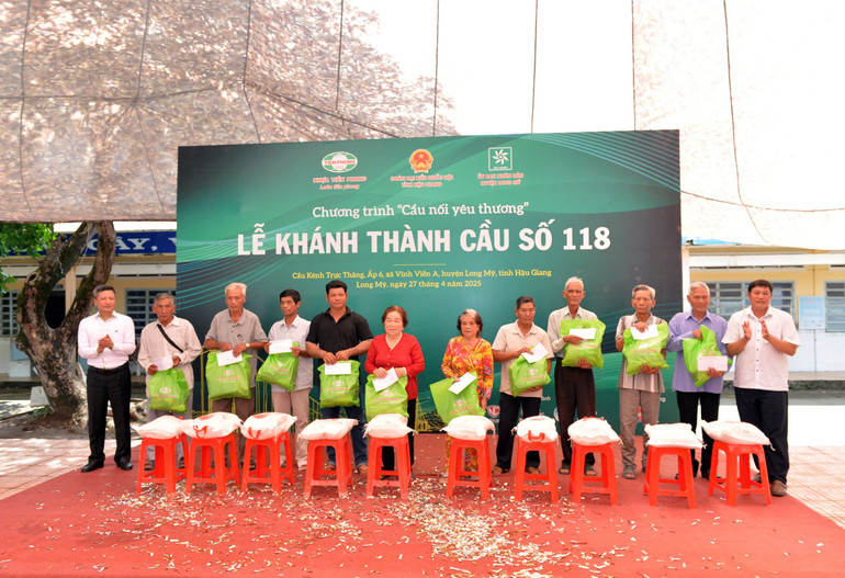 Trao tặng các phần quà cho các gia đình có hoàn cảnh khó khăn, gia đình chính sách và học sinh giỏi vượt khó.