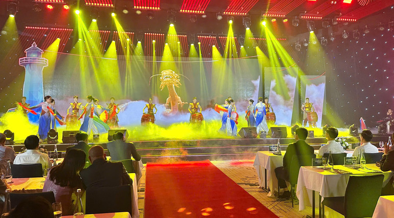 Tiết mục văn nghệ tại lễ kỷ niệm.