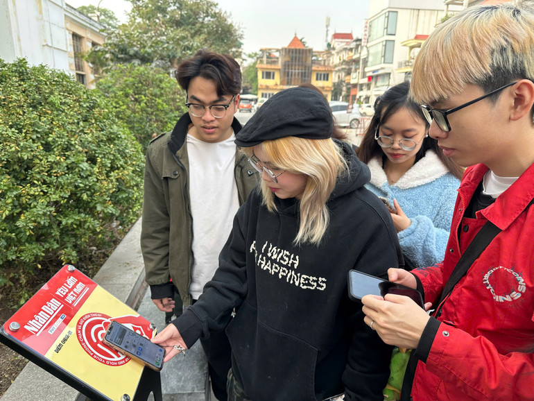 Các bạn trẻ trải nghiệm check-in để được nhận quà thưởng.