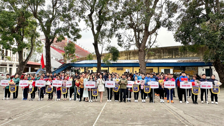 Các đại biểu tặng hoa cho trọng tài và các vận động viên.