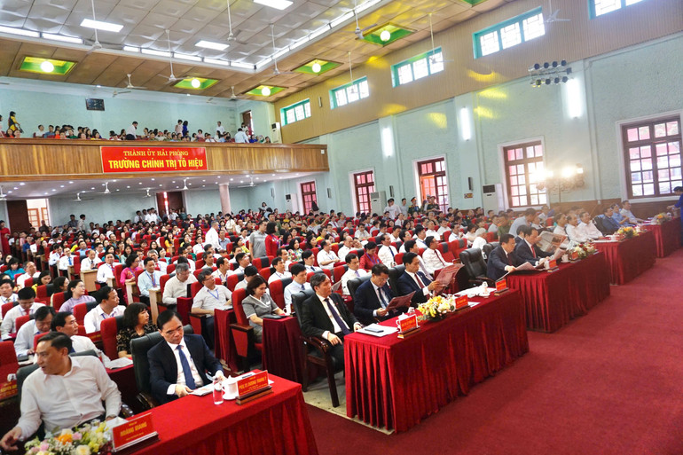 142 giảng viên tiêu biểu đến từ các tỉnh, thành phố và các trường chính trị.