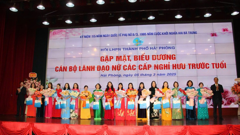 Tặng quà các nữ lãnh đạo thành phố nghỉ hưu trước tuổi.