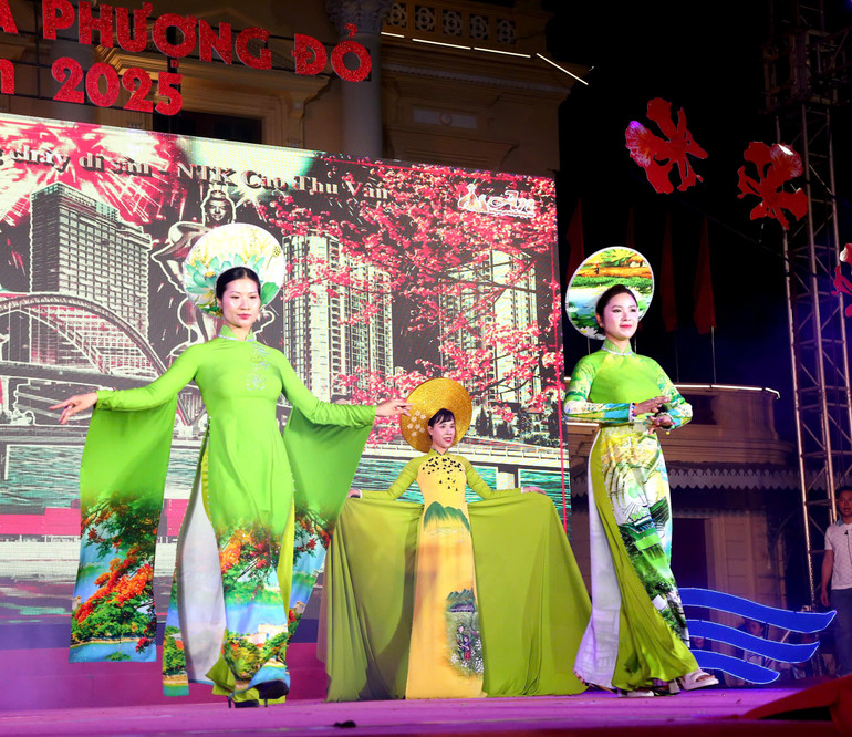 Các nghệ nhân khéo léo sử dụng nghệ thuật thêu thủ công truyền thống và vẽ thủ công để tô điểm cho tà áo dài. (Ảnh: ĐÀM THANH) Các nghệ nhân khéo léo sử dụng nghệ thuật thêu thủ công truyền thống và vẽ thủ công để tô điểm cho tà áo dài. (Ảnh: ĐÀM THANH)