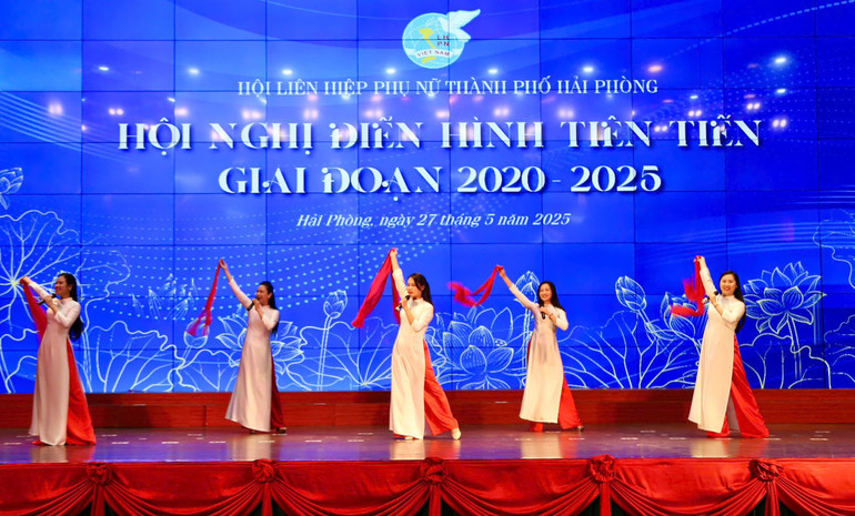 Văn nghệ chào mừng.