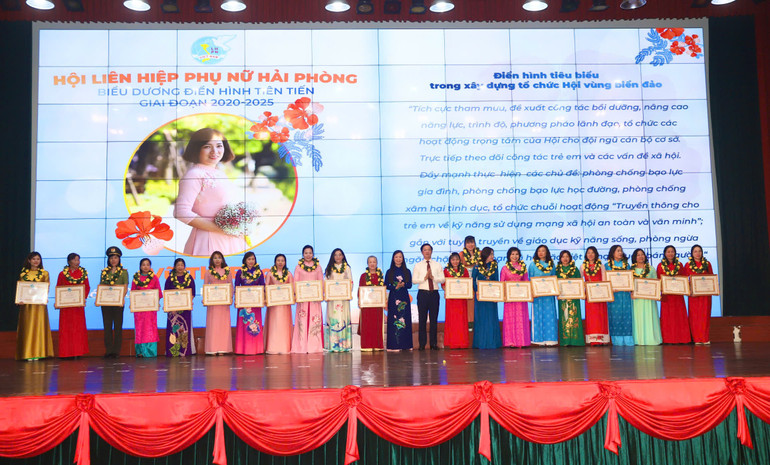 Biểu dương các điển hình tiên tiến phụ nữ Hải Phòng giai đoạn 2020-2025.