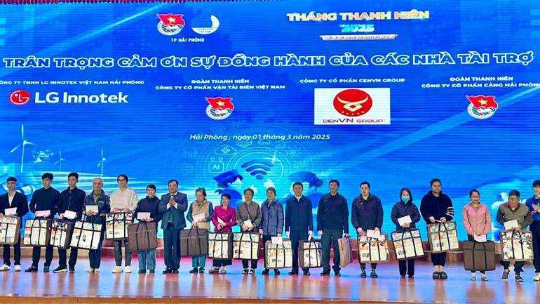 Trao 20 suất quà tặng người có hoàn cảnh khó khăn ở quận Hồng Bàng.