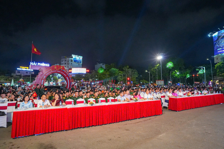 Các đại biểu và nhân dân tham dự chương trình nghệ thuật.