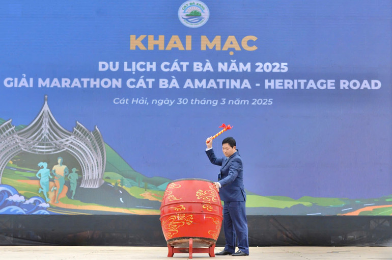 Lãnh đạo huyện Cát Hải đánh trống khai mạc năm du lịch Cát Bà 2025.
