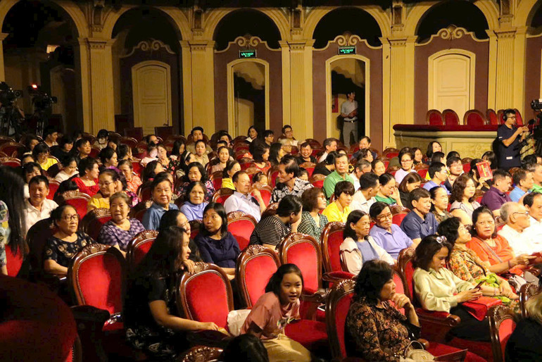 Khán giả thưởng thức vở diễn. Khán giả thưởng thức vở diễn.