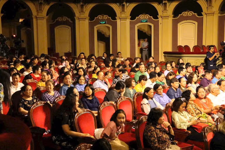 Khán giả thưởng thức vở diễn.