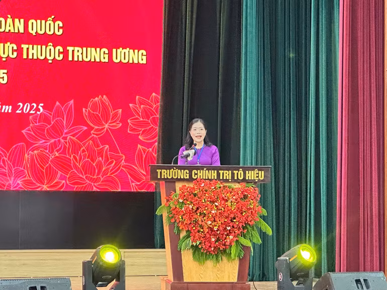 Đồng chí Phan Thị Thanh Tâm, giảng viên Trường Chính trị Nguyễn Chí Thanh, thành phố Huế đại diện các thí sinh phát biểu.