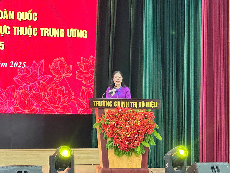 Đồng chí Phan Thị Thanh Tâm, giảng viên Trường Chính trị Nguyễn Chí Thanh, thành phố Huế đại diện các thí sinh phát biểu.