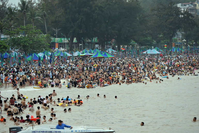 Mùa hè cao điểm khách du lịch đổ về bãi biển Đồ Sơn.