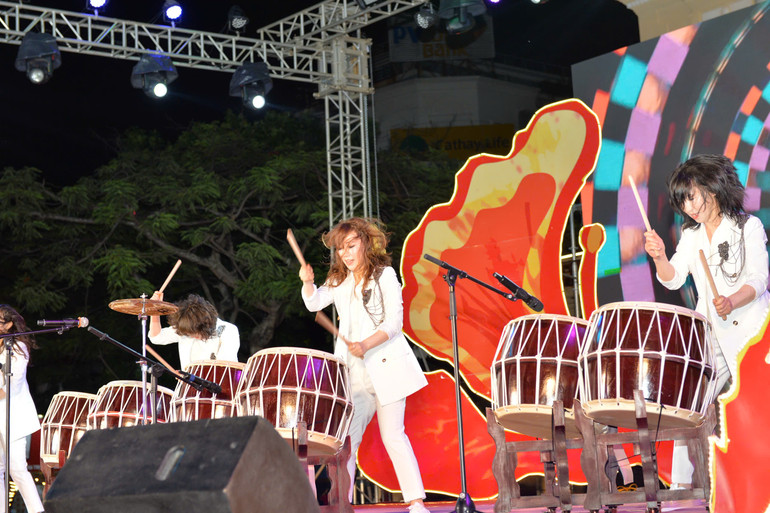 Khán giả được tham gia giao lưu tại chương trình cùng các nghệ sĩ.