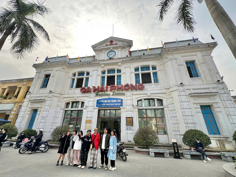 Du khách được tìm hiểu lịch sử ga Hải Phòng qua trạm tương tác kết nối không dây NFC.