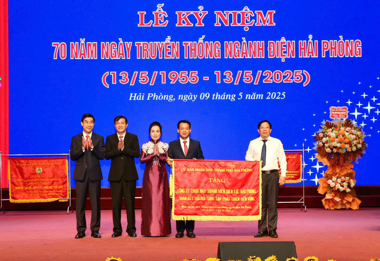 Thành phố Hải Phòng trao bức trướng và bằng khen tặng Điện lực Hải Phòng.