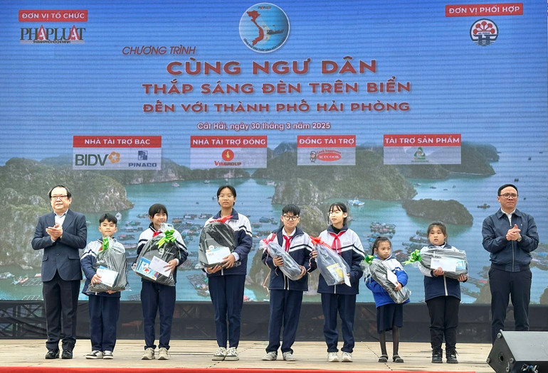 Trao 15 phần quà cho con em những gia đình ngư dân có hoàn cảnh khó khăn.