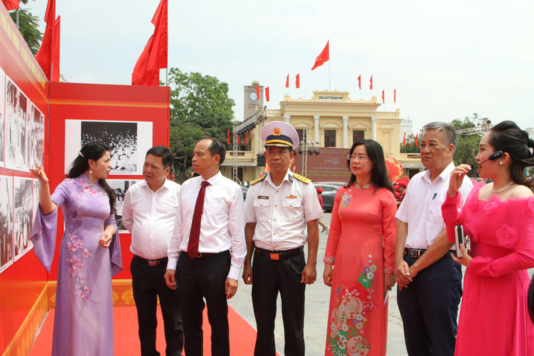 Các đại biểu tham quan Triển lãm.