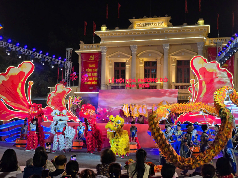 Chương trình biểu diễn khai mạc múa rối đặc sắc.