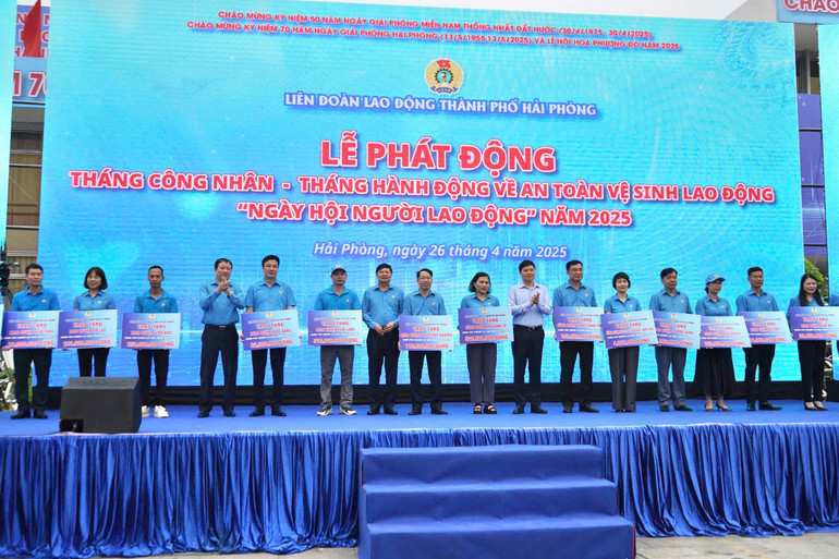 Trao quà, trợ cấp và kinh phí hỗ trợ Mái ấm Công đoàn cho đoàn viên, công nhân người lao động.