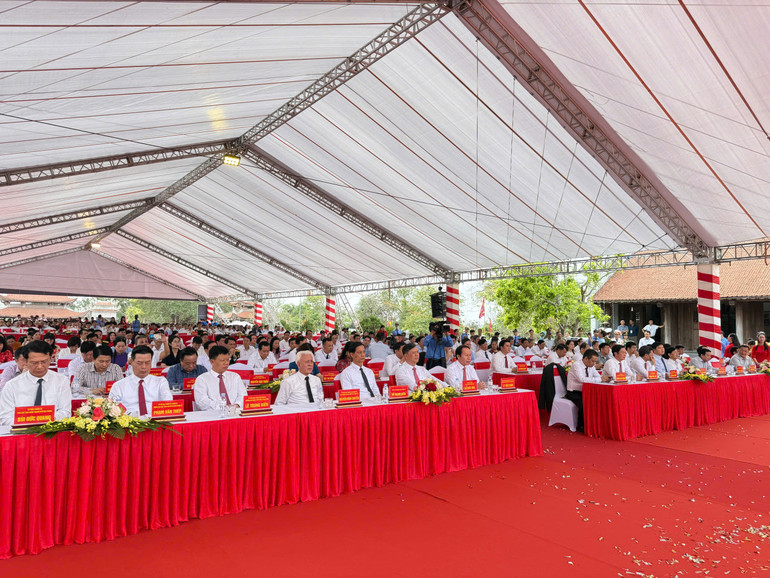 Các đại biểu dự lễ đón nhận.