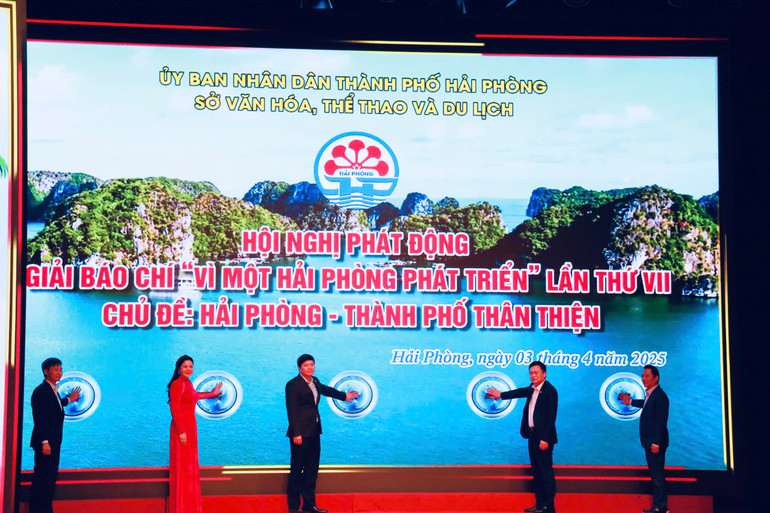 Lãnh đạo thành phố nhấn nút phát động giải báo chí.