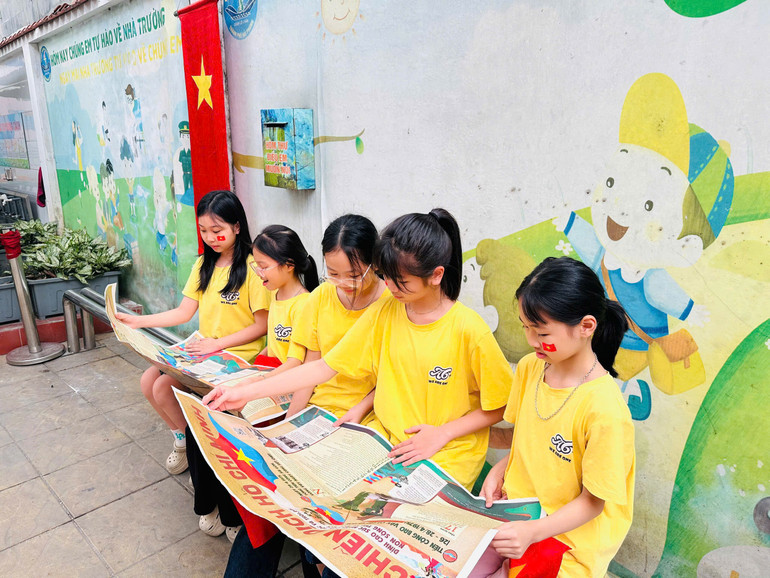 Các em học sinh rất say mê khi được đọc Báo Nhân Dân. Các em học sinh rất say mê khi được đọc Báo Nhân Dân.