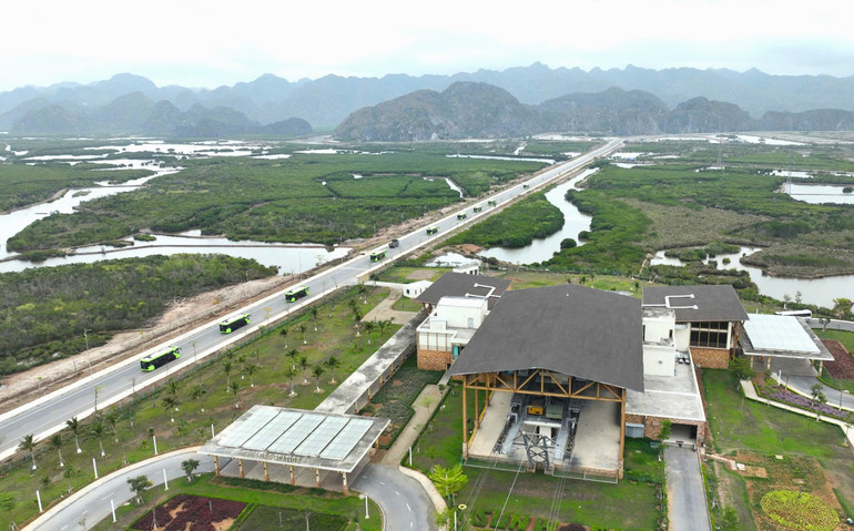 Ga cáp treo vượt biển sang đảo Cát Bà.