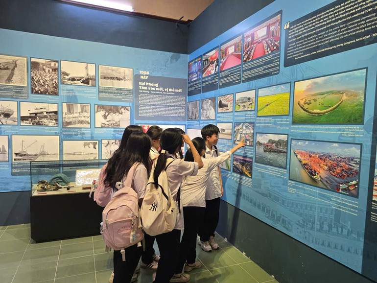 Học sinh Hải Phòng tham quan, tìm hiểu chuyên đề.