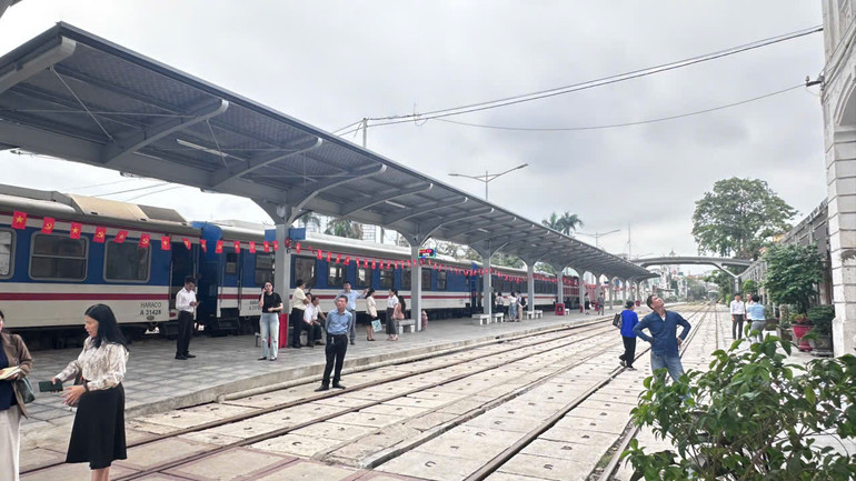 Các đại biểu đã khảo sát thực tế Ga Hải Phòng.