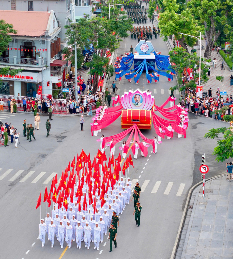 Các khối diễu hành lần lượt di chuyển theo các tuyến đường trung tâm thành phố.