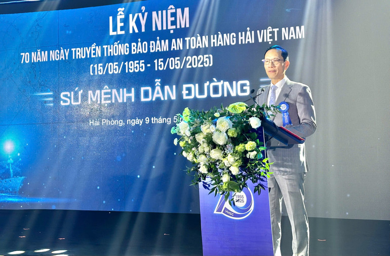 Đại biểu đọc diễn văn kỷ niệm.