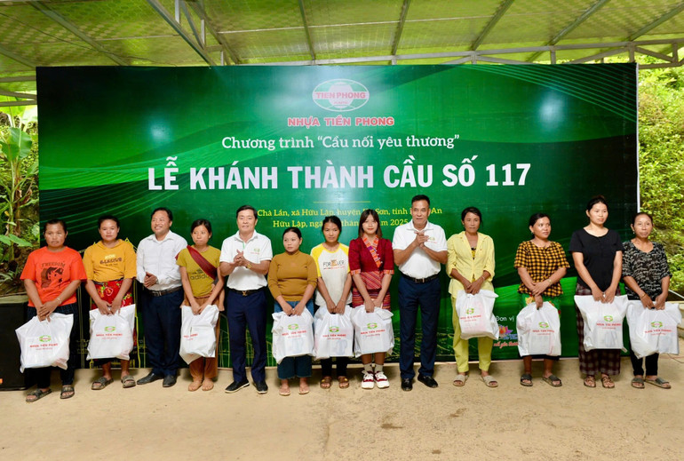 Công ty Cổ phần Nhựa Thiếu niên Tiền Phong trao tặng 250 suất quà nhu yếu phẩm cho bà con bản Chà Lắn.