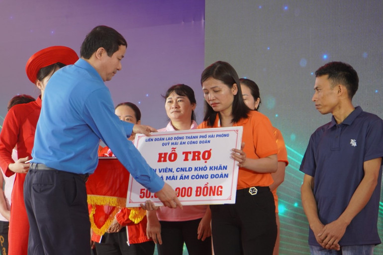 Lãnh đạo Liên đoàn Lao động thành phố Hải Phòng trao hỗ trợ kinh phí xây nhà "Mái ấm Công đoàn" cho hai đoàn viên.