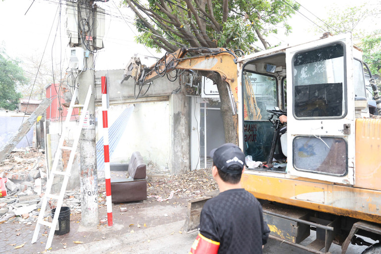 Cơ quan chức năng thi hành cưỡng chế.