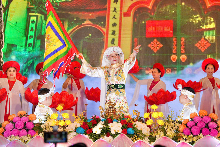 Các nghệ nhân biểu diễn chuyên nghiệp và hăng say.