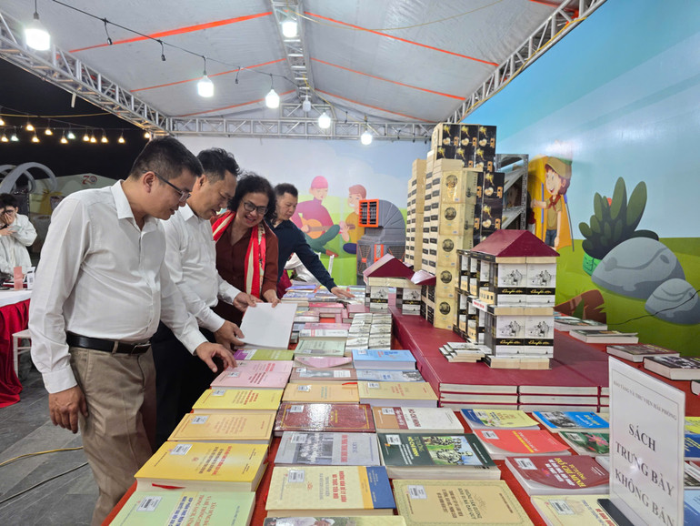 Các đại biểu tham quan Đường sách Hải Phòng 2025. Các đại biểu tham quan Đường sách Hải Phòng 2025.