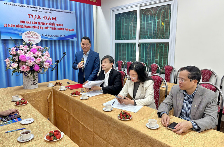Tọa đàm “Hội Nhà báo thành phố Hải Phòng - 39 năm đồng hành cùng sự phát thành phố Cảng”.