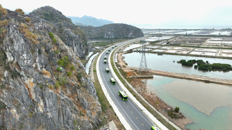 Tuyến xe buýt điện đưa du khách vào đảo Cát Bà. Tuyến xe buýt điện đưa du khách vào đảo Cát Bà.