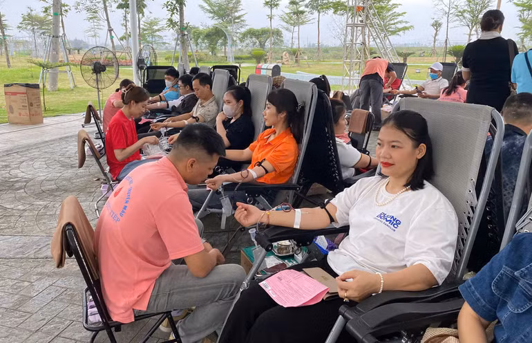 Người lao động đăng ký tham gia hiến máu tại chương trình.