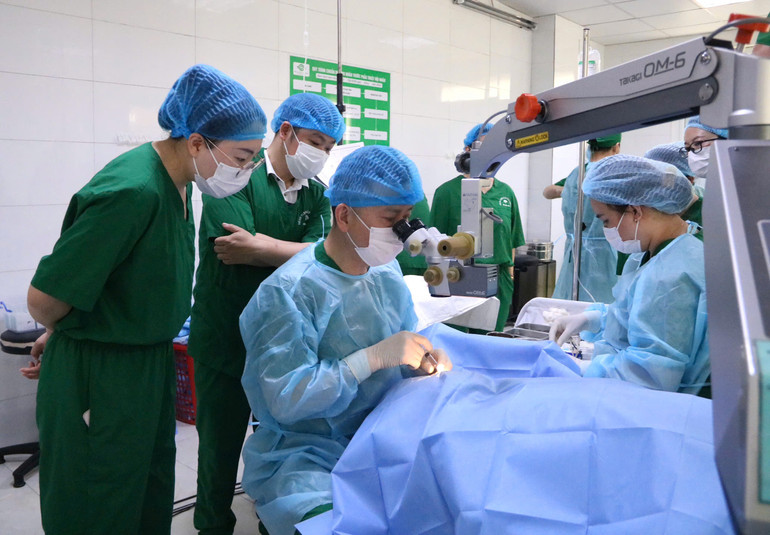 Bác sĩ Bệnh viện trực thuộc Đại học Vân Nam (Trung Quốc) tiến hành ca phẫu thuật mắt.