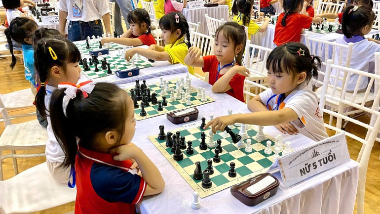 Vận động viên nữ (áo trắng) đã giành được lợi thế cho mình khi loại bỏ được quân hậu ngay từ những nước đi đầu tiên.