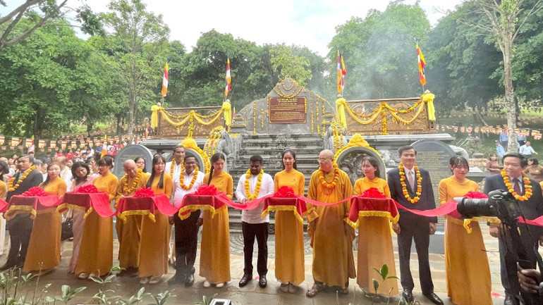 Các đại biểu cắt băng khánh thành tại cây Bồ Đề thiêng. Các đại biểu cắt băng khánh thành tại cây Bồ Đề thiêng.