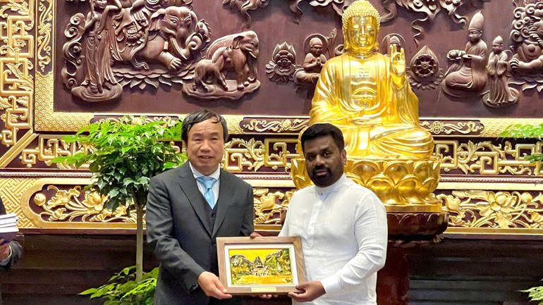 Tổng thống Sri Lanka Anura Kumara Dissanayaka tặng quà cho các đại biểu tỉnh Ninh Bình. Tổng thống Sri Lanka Anura Kumara Dissanayaka tặng quà cho các đại biểu tỉnh Ninh Bình.