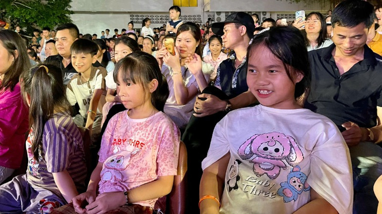 Các bạn nhỏ hào hứng và thích thú với các tiết mục tại chương trình.