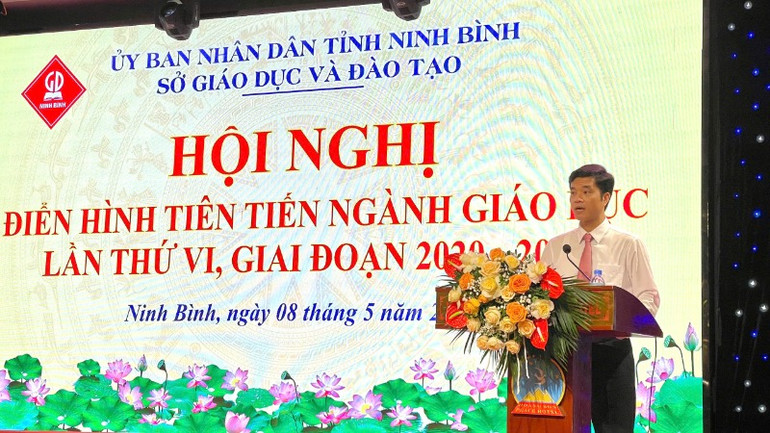 Đồng chí Phan Thành Công, Giám đốc Sở Giáo dục và Đào tạo tỉnh Ninh Bình phát biểu tại hội nghị.
