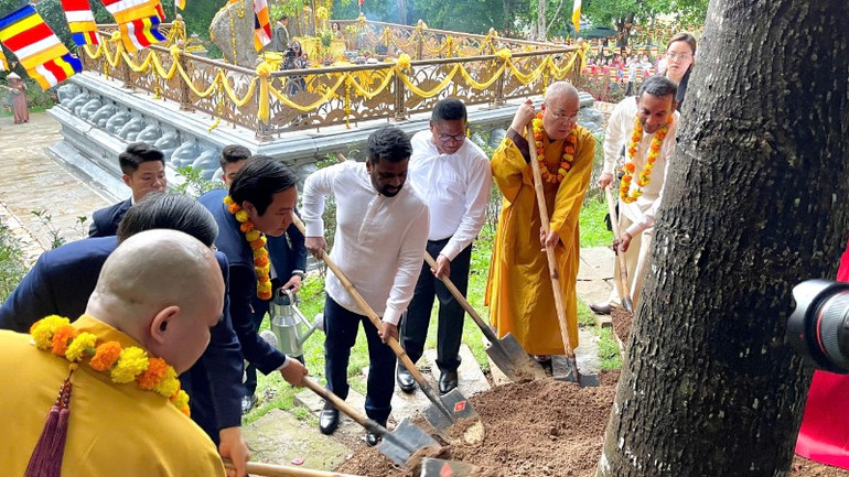 Các đại biểu trồng cây lưu niệm tại vườn cây Sala. Các đại biểu trồng cây lưu niệm tại vườn cây Sala.