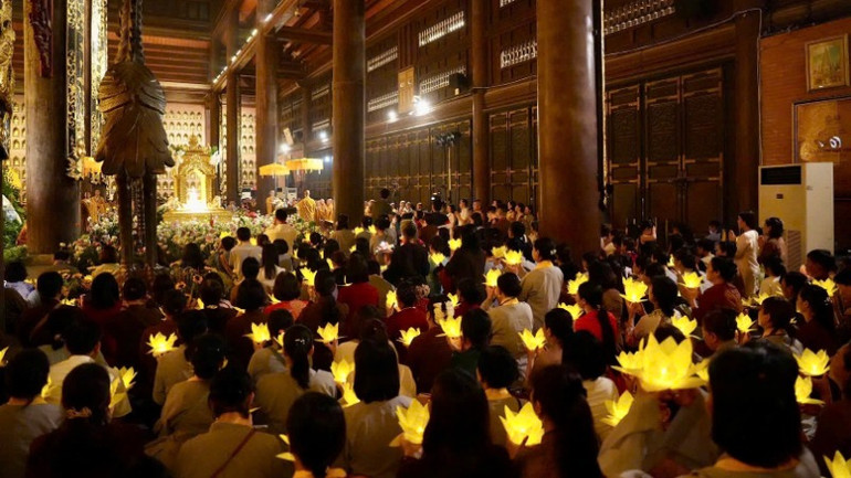 Đêm hoa đăng cầu nguyện quốc thái dân an, thế giới hòa bình, chúng sinh an lạc tại Điện Tam Thế chùa Bái Đính-nơi tôn trí xá lợi Đức Phật được diễn ra trang nghiêm trong niềm hoan hỷ chung của đại chúng.